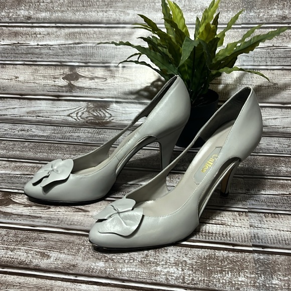 Calico Women's Gray Heels with Bow Detail and side cut out. Size 7.5 - Picture 2 of 11